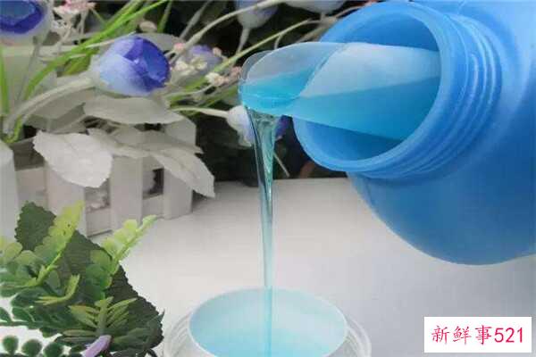 如何用洗衣液防止衣服变蓝？