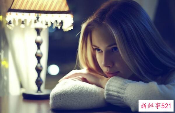 如何去除糊纸撕掉后留下的胶水用吹风机吹(用风油纸擦)