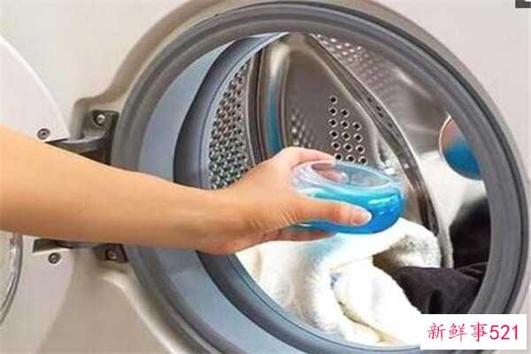 如何用洗衣液防止衣服变蓝？