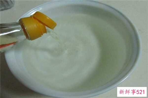 如何用洗衣液防止衣服变蓝？