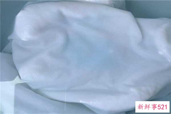 如何用洗衣液防止衣服变蓝？