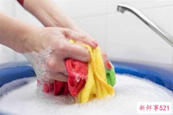 如何用洗衣液防止衣服变蓝？