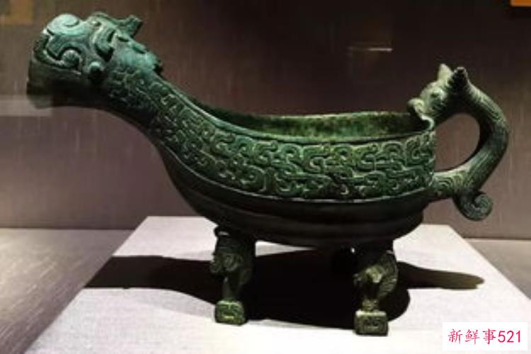 长治市博物馆藏春秋兽面三蹄足兽首扉棱蟠螭纹铜鼎