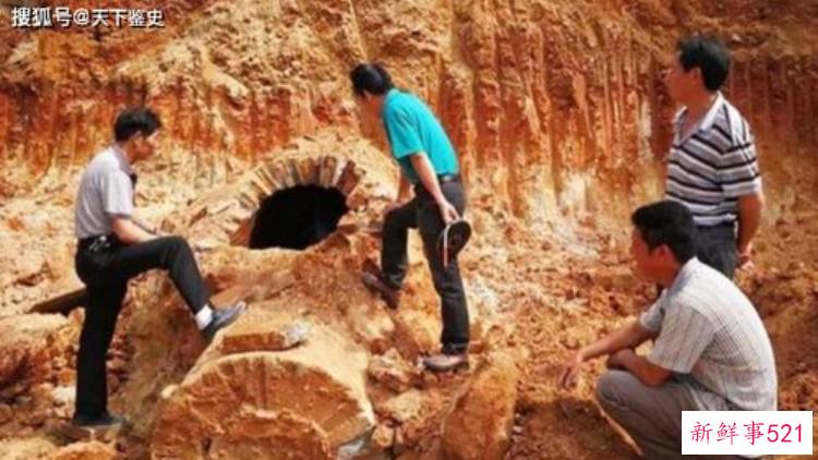 1985年内蒙古出土一座夫妻墓地，内蒙古境内发现200年前古墓