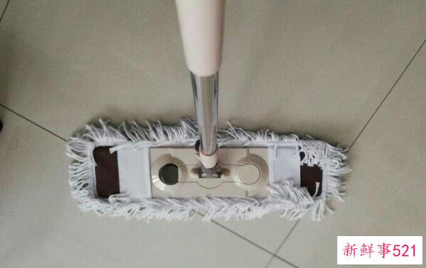 如何清洁地砖？先洒水擦干(然后正常拖地)