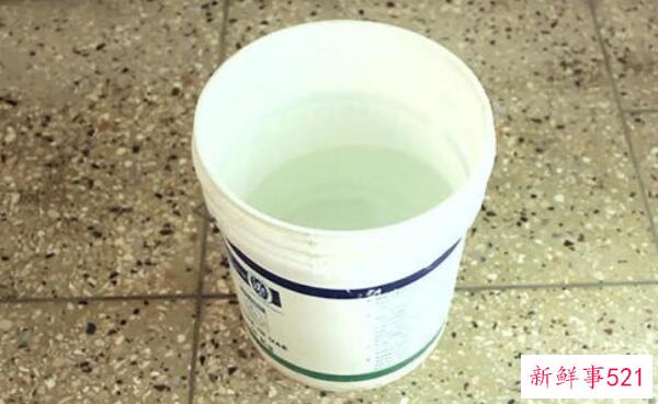 如何清洁地砖？先洒水擦干(然后正常拖地)