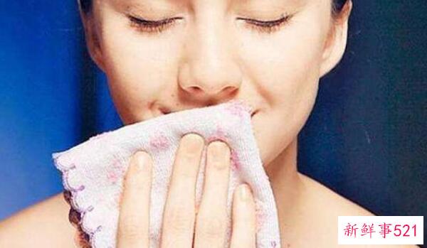 口红擦法技巧吃饭前 用干纸巾擦掉少量(用湿纸巾全部擦掉)