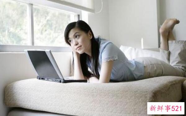 如何洗掉黑鱼的粘液 先刮鱼鳞(再蘸生粉-最后用水冲洗干净)