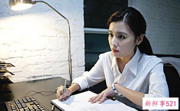 如何洗掉黑鱼的粘液 先刮鱼鳞(再蘸生粉-最后用水冲洗干净)