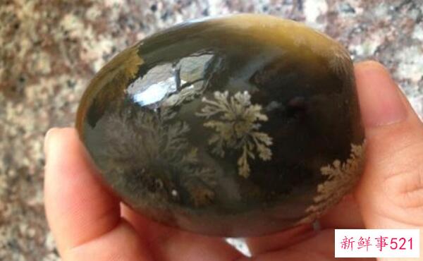 皮蛋过期后是什么样子？壳色差-蛋黄软-臭