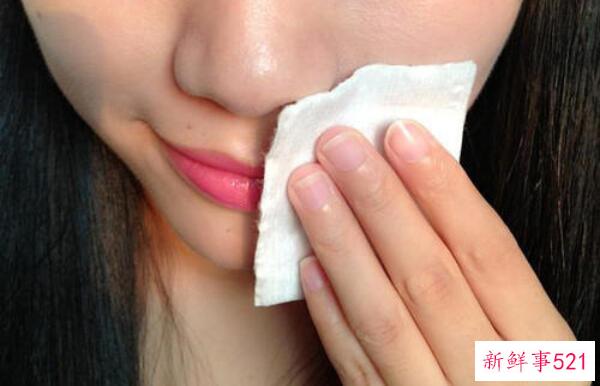 口红擦法技巧吃饭前 用干纸巾擦掉少量(用湿纸巾全部擦掉)
