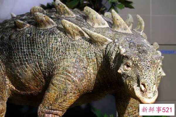 白垩纪Nodulosauridae-匈牙利龙有五对尖刺(4米长)