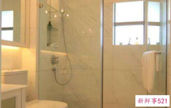 如何去除玻璃上的胶渍 热敷毛巾(毛巾蘸酒精擦洗)