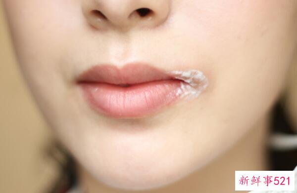 口红擦法技巧吃饭前 用干纸巾擦掉少量(用湿纸巾全部擦掉)