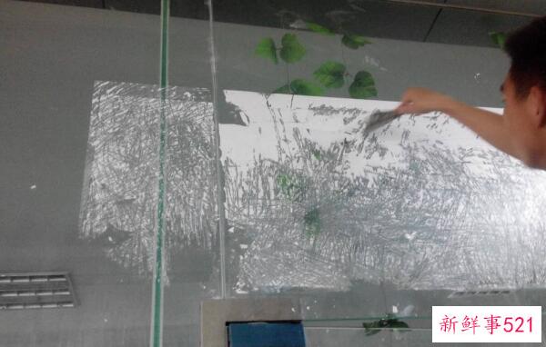 如何去除玻璃上的胶渍 热敷毛巾(毛巾蘸酒精擦洗)