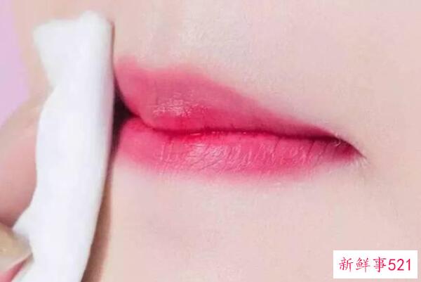 口红擦法技巧吃饭前 用干纸巾擦掉少量(用湿纸巾全部擦掉)