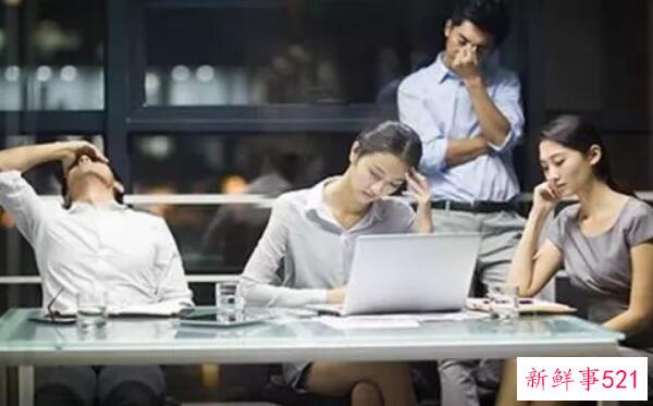 如何洗掉黑鱼的粘液 先刮鱼鳞(再蘸生粉-最后用水冲洗干净)