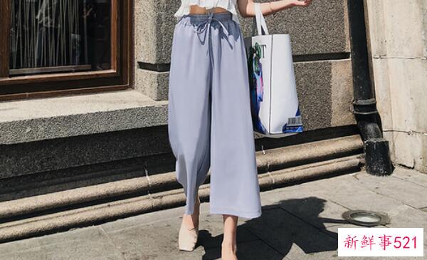 口红擦法技巧吃饭前 用干纸巾擦掉少量(用湿纸巾全部擦掉)