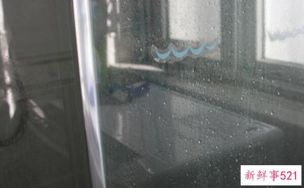 如何去除玻璃上的胶渍 热敷毛巾(毛巾蘸酒精擦洗)