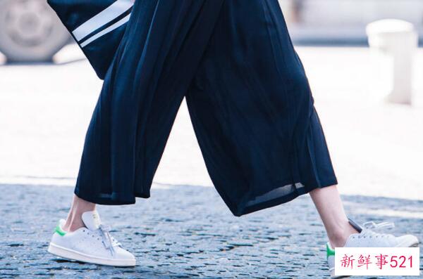 口红擦法技巧吃饭前 用干纸巾擦掉少量(用湿纸巾全部擦掉)