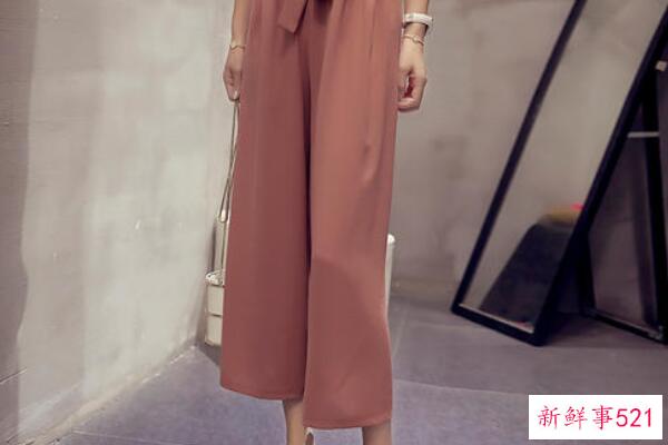 口红擦法技巧吃饭前 用干纸巾擦掉少量(用湿纸巾全部擦掉)