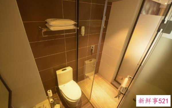 如何去除玻璃上的胶渍 热敷毛巾(毛巾蘸酒精擦洗)