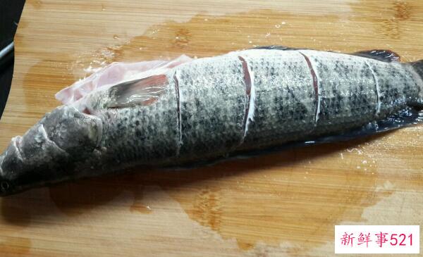 如何洗掉黑鱼的粘液 先刮鱼鳞(再蘸生粉-最后用水冲洗干净)