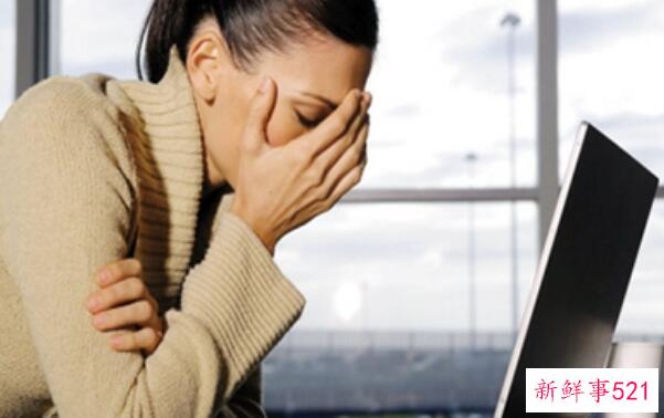 如何洗掉黑鱼的粘液 先刮鱼鳞(再蘸生粉-最后用水冲洗干净)