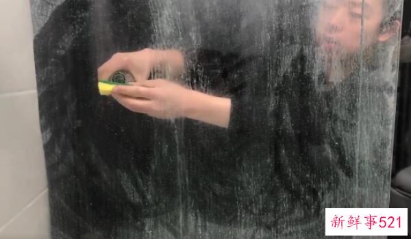 如何去除玻璃上的胶渍 热敷毛巾(毛巾蘸酒精擦洗)