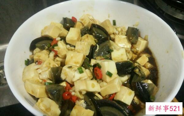 皮蛋过期后是什么样子？壳色差-蛋黄软-臭