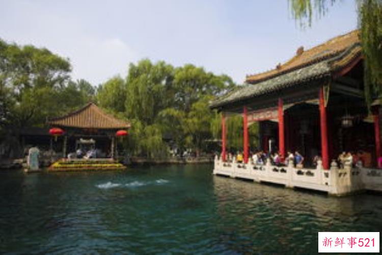 冬游济南一泓清泉泛起串串水泡一起观赏寒冬里的马跑泉