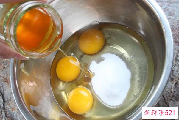 鸡蛋和蜂蜜可以一起吃吗？可以 润肺利尿(肠胃不好的人要慎食)