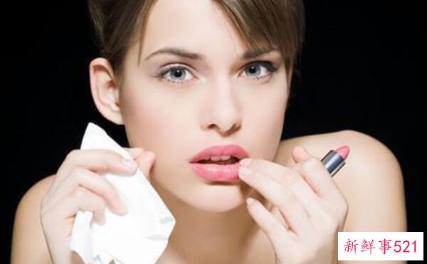 口红擦法技巧吃饭前 用干纸巾擦掉少量(用湿纸巾全部擦掉)