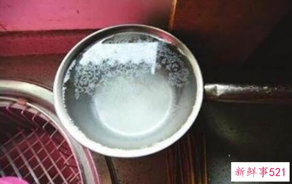 白色漂浮物 碳酸钙和碳酸镁(水烧开后饮用)