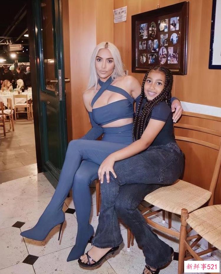 富婆卡戴珊穿黑丝内搭玩性感抹胸上衣露细腰前凸后翘曲线完美