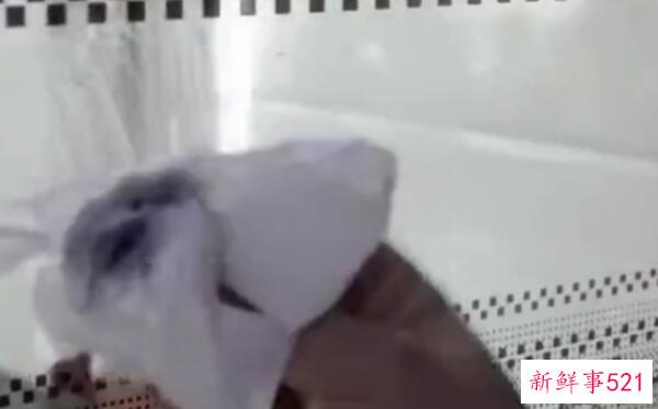 白衬衫上的黄色污渍如何洗干净放冰箱冷冻(浸泡在84消毒液中)