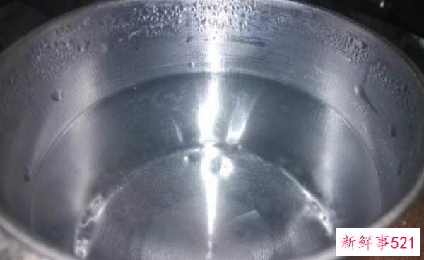 白色漂浮物 碳酸钙和碳酸镁(水烧开后饮用)