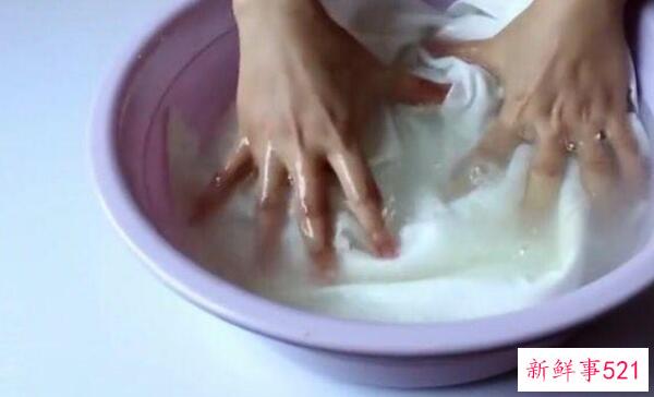 白衬衫上的黄色污渍如何洗干净放冰箱冷冻(浸泡在84消毒液中)