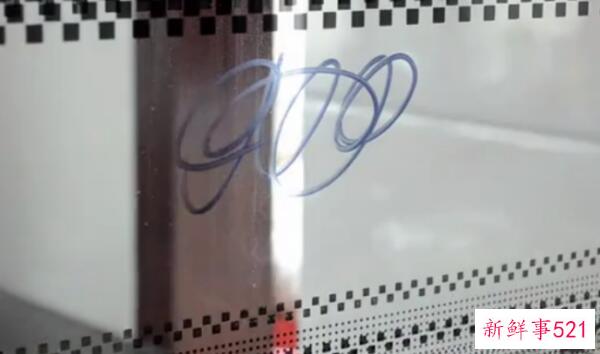 白衬衫上的黄色污渍如何洗干净放冰箱冷冻(浸泡在84消毒液中)