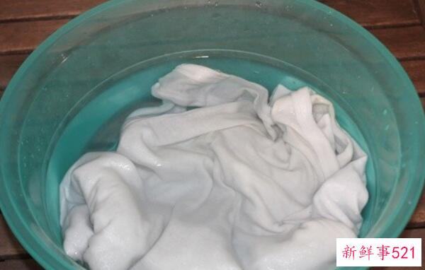 白衬衫上的黄色污渍如何洗干净放冰箱冷冻(浸泡在84消毒液中)