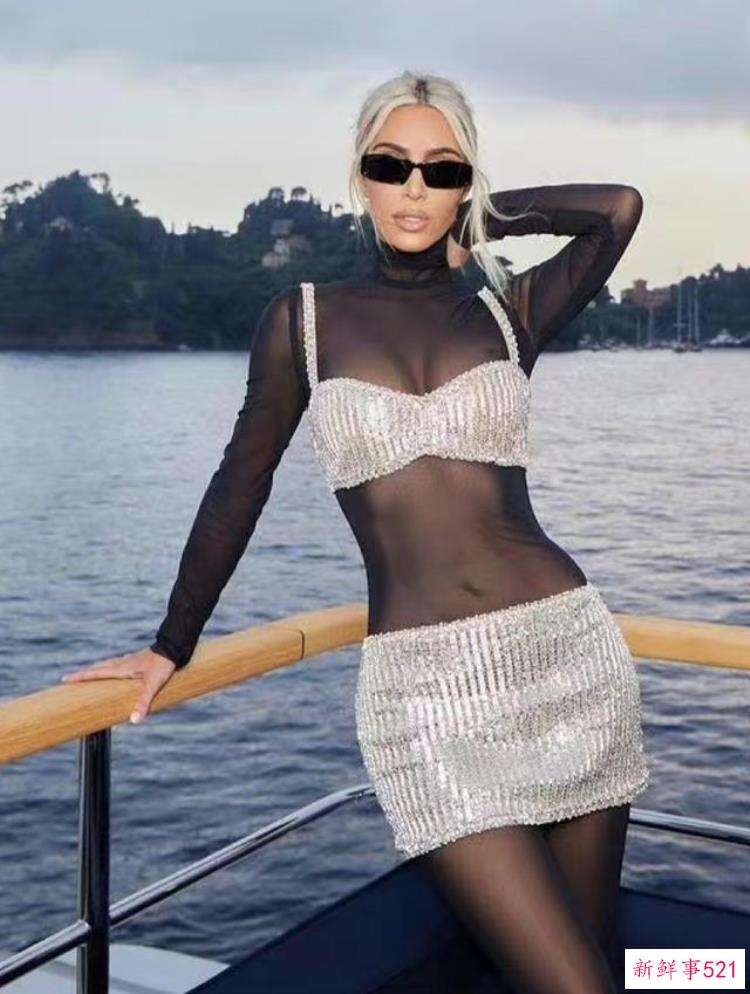 富婆卡戴珊穿黑丝内搭玩性感抹胸上衣露细腰前凸后翘曲线完美