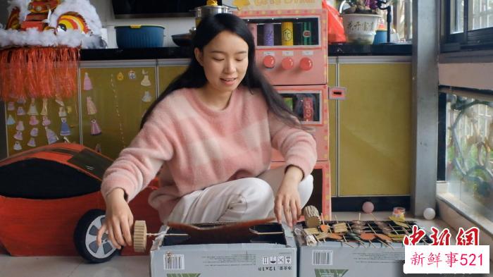 图为田媚媚正在展示自己的作品。　刘俊聪 摄