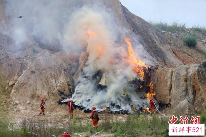 以水灭火中，消防员正在扑打火线。　王治康 摄