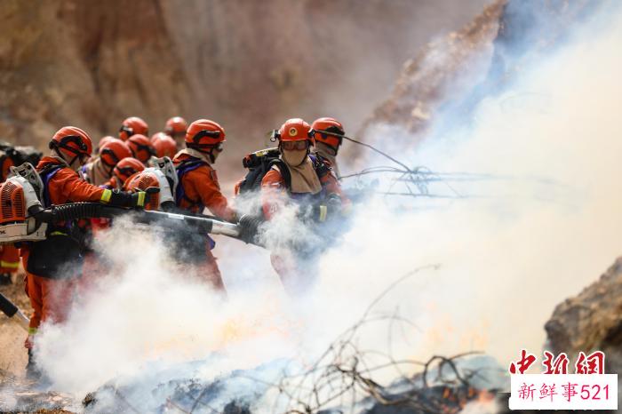 灭火行动中，消防员正在战术交流。　李袁辉 摄