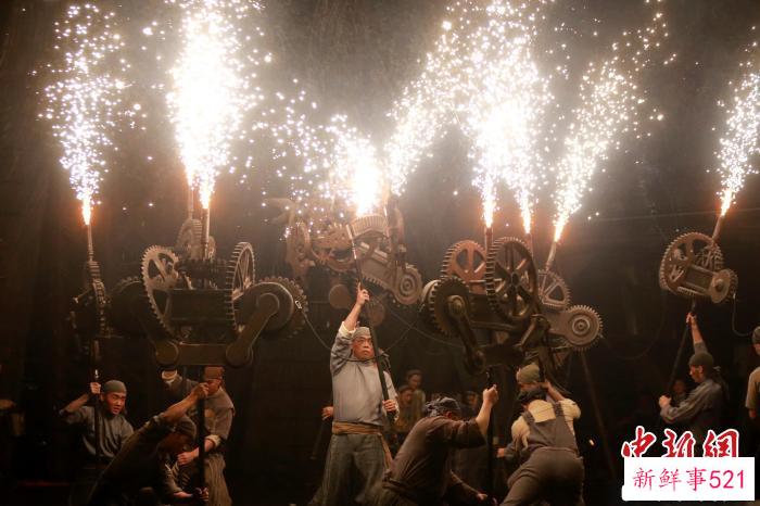 图为由山东省杂技团创排的杂技剧《铁道英雄》正在演出中。　梁犇 摄