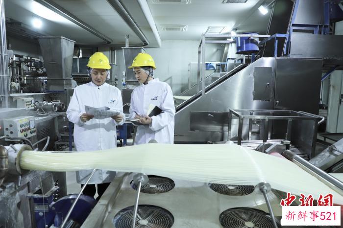 图为赣江新区海关关员深入企业生产线了解产品工艺流程。　赣江新区海关供图