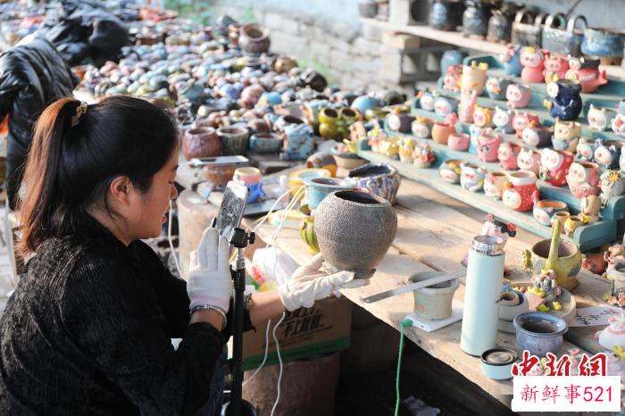 商户通过网络电商销售炻陶产品。　高伟 摄