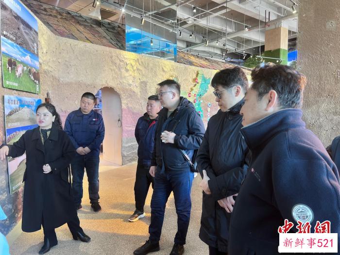 图为蒙古国乌兰巴托市政府代表团实地考察蒙草生态环境(集团)股份有限公司。　呼和浩特市外事办公室供图
