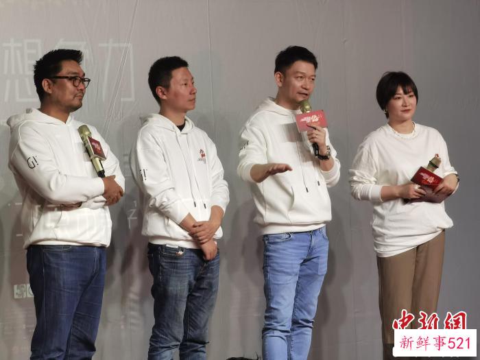 导演郭帆携主创走进太原市第二十七中学。　胡健 摄