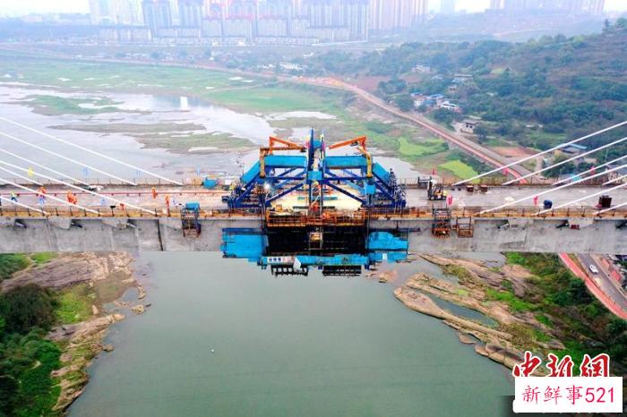 渝昆高铁泸州沱江特大桥主跨合龙现场。　许达 摄